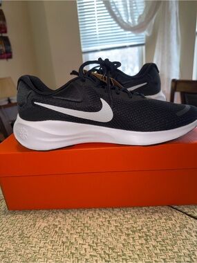 Nike Men's Revolution 7 Black and White Running sneakers size 9.5 new!!